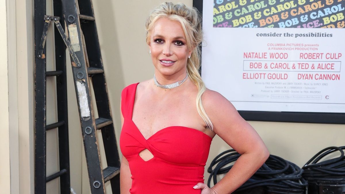Britney Spears je zpátky. Fanouškům předvedla to, co dělá nejradši: Na pláži zapózovala úplně nahá!